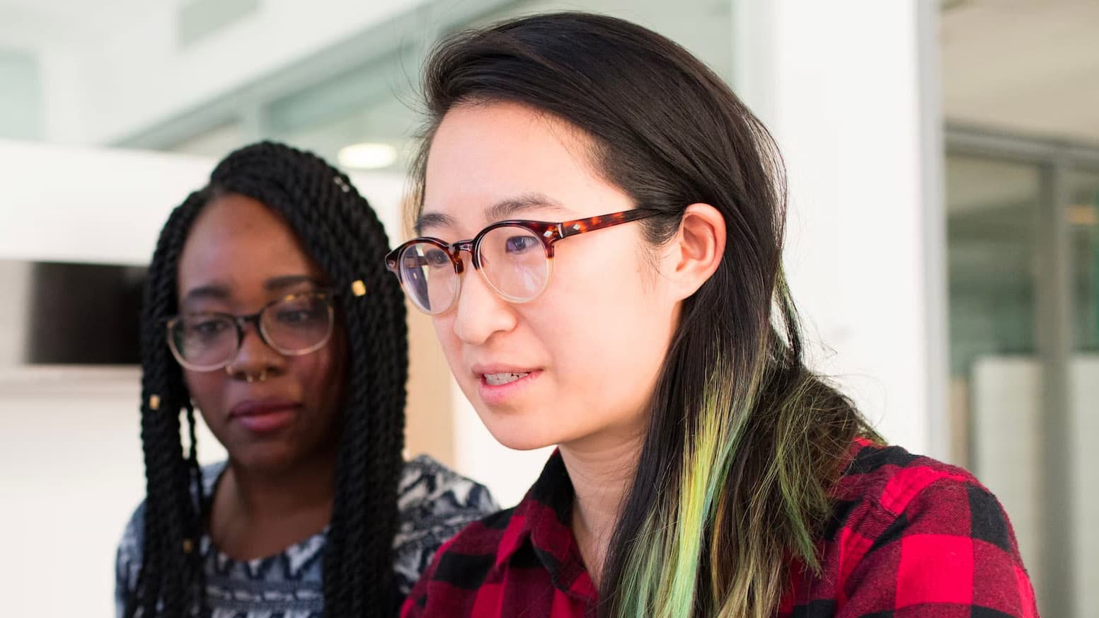 Alejandra Sánchez at work with a colleague